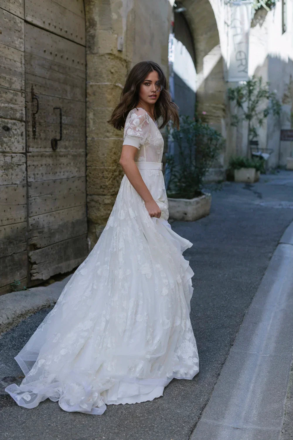 Vestido de novia largo de media manga con escote pronunciado y tul etéreo